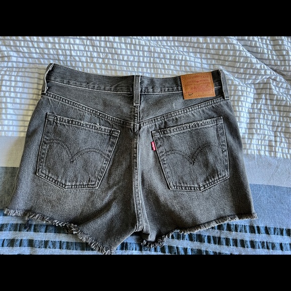 Levi’s premium high waisted shorts 28 - Picture 4 of 4